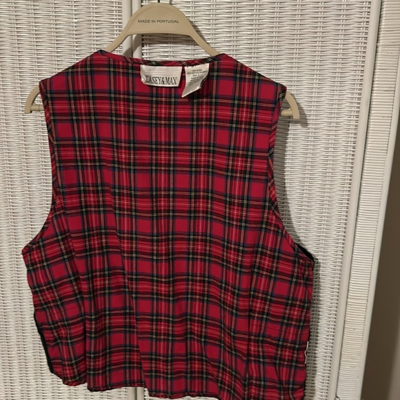 Casey & Max Christmas Vest - Picture 7 of 7